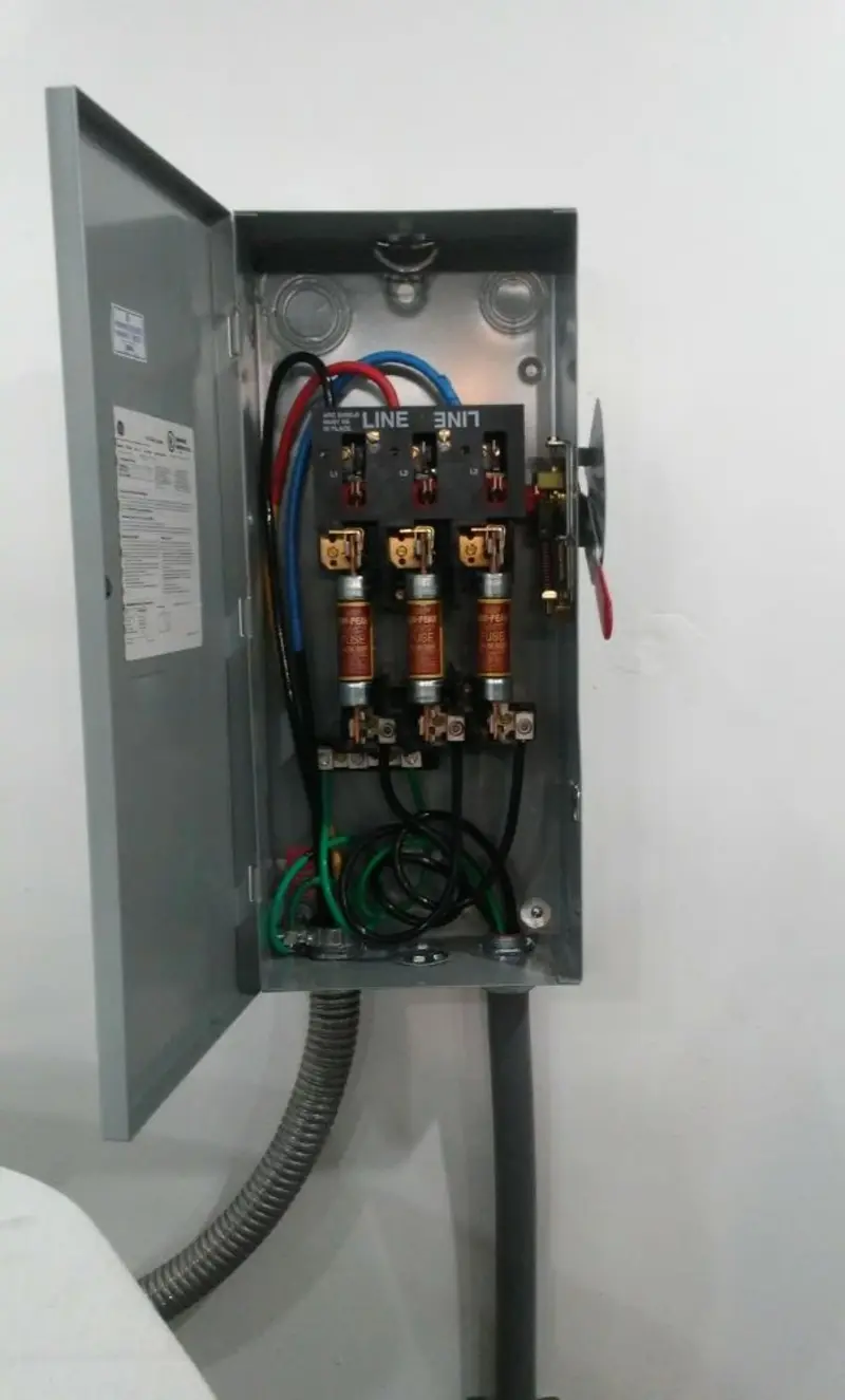 Three-phase disconnect switch installed for Smoke Detector Installation in Casa de Oro-Mount Helix